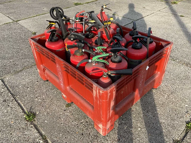 Opslagtank met brandblussers (24x) - afbeelding 1 van  2