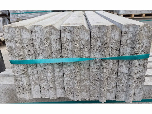 Opsluitbanden van beton (ca. 61 stuks) - afbeelding 2 van  3