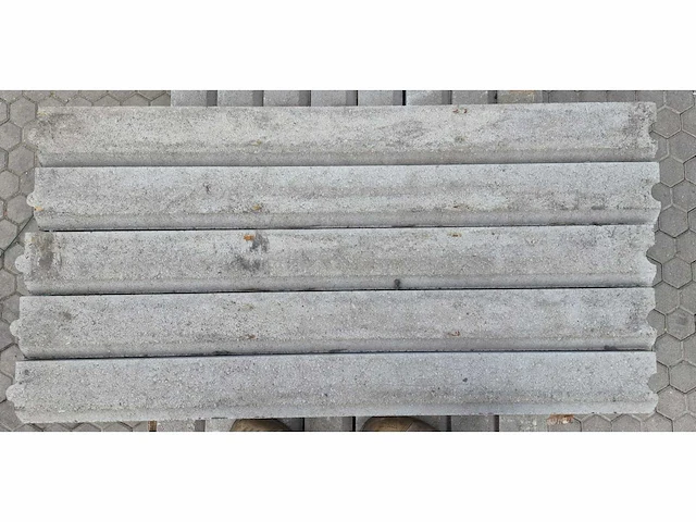 Opsluitbanden van beton (ca. 61 stuks) - afbeelding 3 van  3
