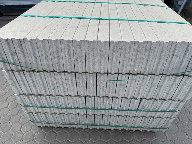 Opsluitbanden van beton (ca. 95 stuks) - afbeelding 1 van  2