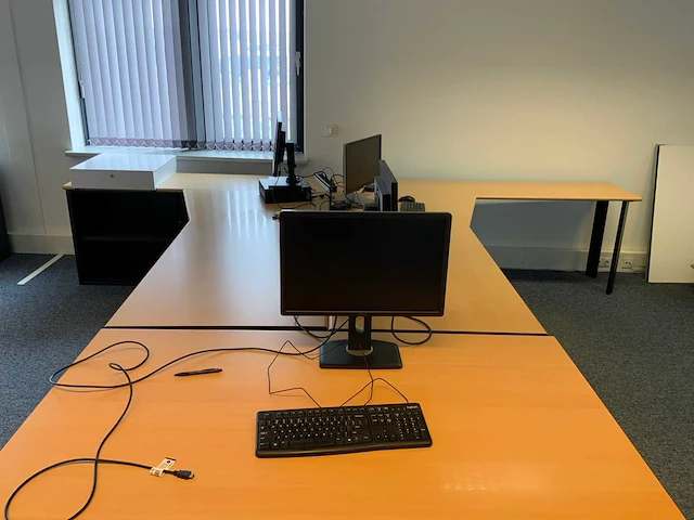 Opstelling bureau’s met beeldschermen - afbeelding 7 van  13