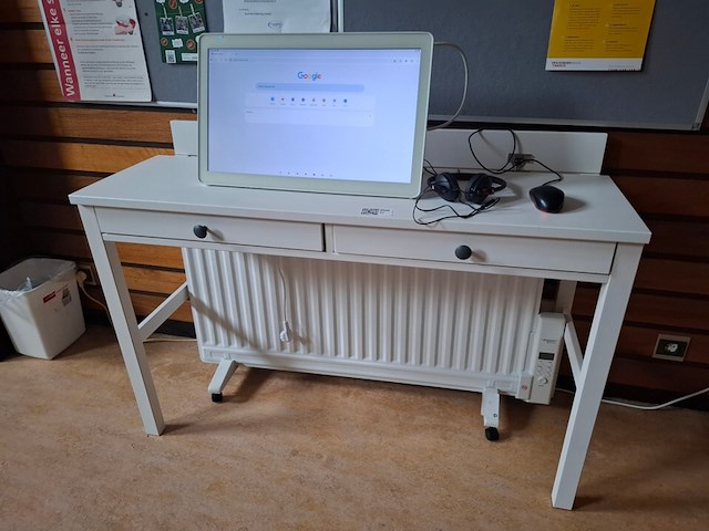 Opstelling met tafel, computer en verwarming - afbeelding 1 van  5