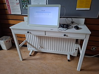 Opstelling met tafel, computer en verwarming - afbeelding 1 van  5