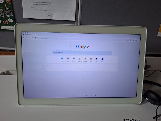 Opstelling met tafel, computer en verwarming - afbeelding 2 van  5