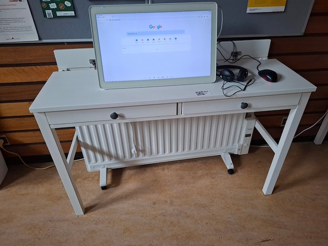 Opstelling met tafel, computer en verwarming - afbeelding 3 van  5