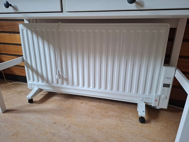 Opstelling met tafel, computer en verwarming - afbeelding 4 van  5