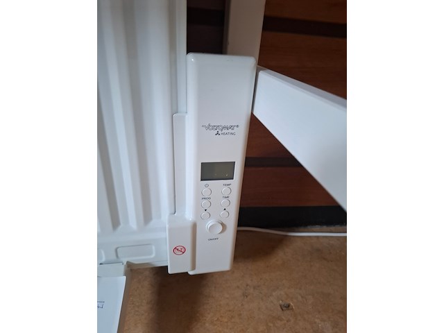 Opstelling met tafel, computer en verwarming - afbeelding 5 van  5
