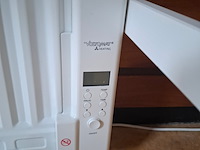 Opstelling met tafel, computer en verwarming - afbeelding 5 van  5