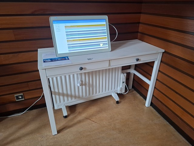 Opstelling met tafel, computer en verwarming - afbeelding 1 van  5