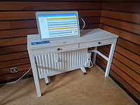 Opstelling met tafel, computer en verwarming - afbeelding 1 van  5