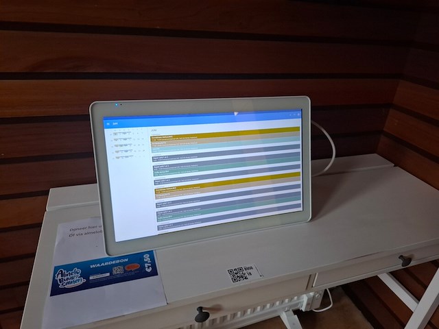 Opstelling met tafel, computer en verwarming - afbeelding 2 van  5