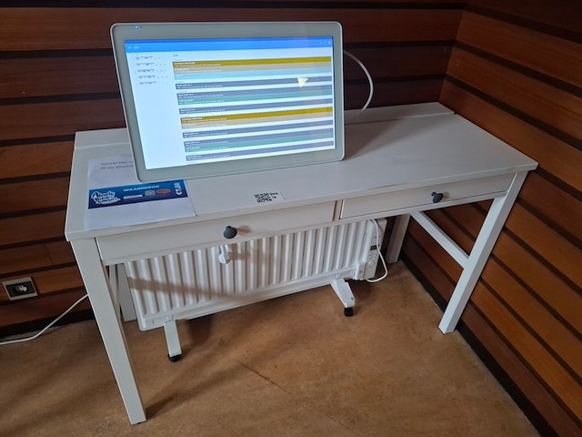Opstelling met tafel, computer en verwarming - afbeelding 3 van  5