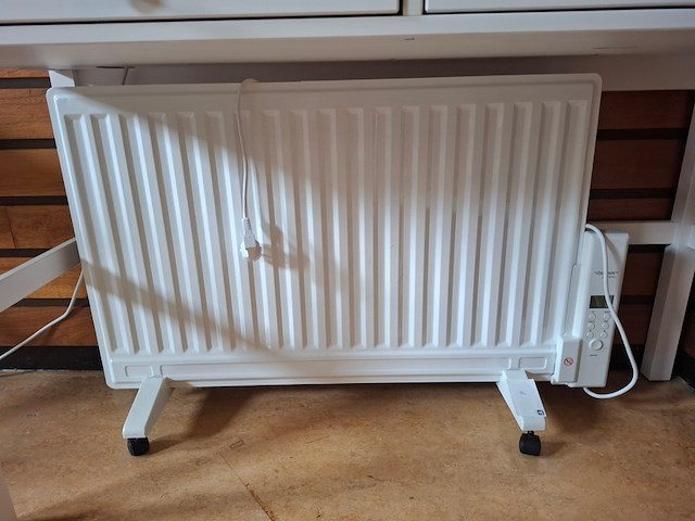 Opstelling met tafel, computer en verwarming - afbeelding 4 van  5