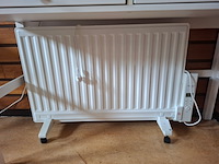 Opstelling met tafel, computer en verwarming - afbeelding 4 van  5