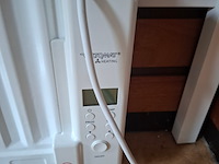 Opstelling met tafel, computer en verwarming - afbeelding 5 van  5