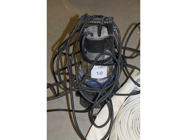 Opvoerpomp aquaking q1000v2 met slang. - afbeelding 2 van  3