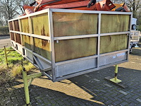 Opzetbak met olieschermen op poten