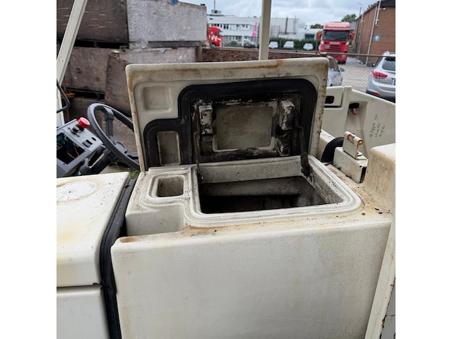Opzit schrob- veegmachine, tennant, 8300, wit/groen - afbeelding 8 van  9