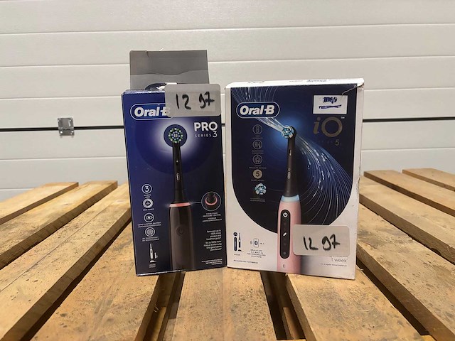 Oral-b - braun - tandenborstel - mondverzorging (2x) - afbeelding 1 van  1