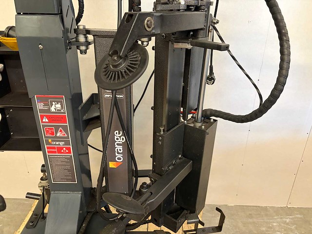 Orange equipment - 2023 - q350 - banden de- en montage apparaat middenopspanning - afbeelding 2 van  16