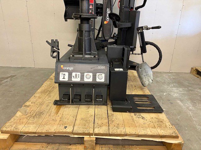 Orange equipment - 2023 - q350 - banden de- en montage apparaat middenopspanning - afbeelding 9 van  16