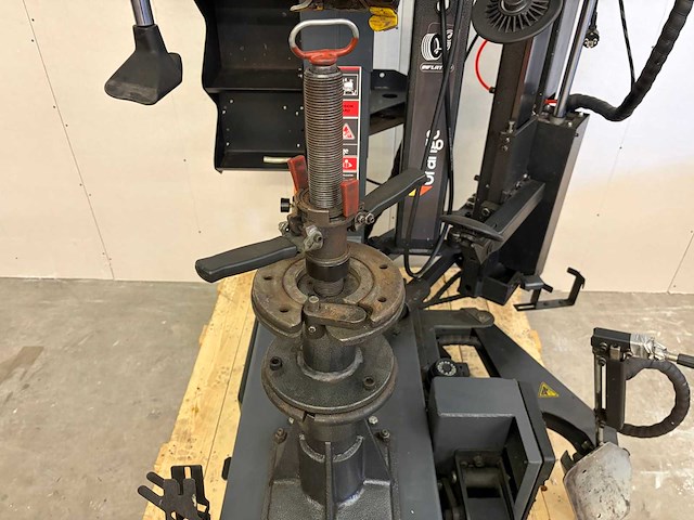 Orange equipment - 2023 - q350 - banden de- en montage apparaat middenopspanning - afbeelding 10 van  16
