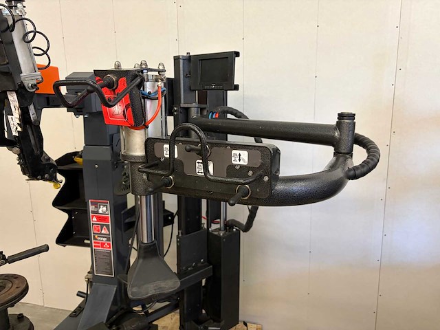 Orange equipment - 2023 - q350 - banden de- en montage apparaat middenopspanning - afbeelding 11 van  16