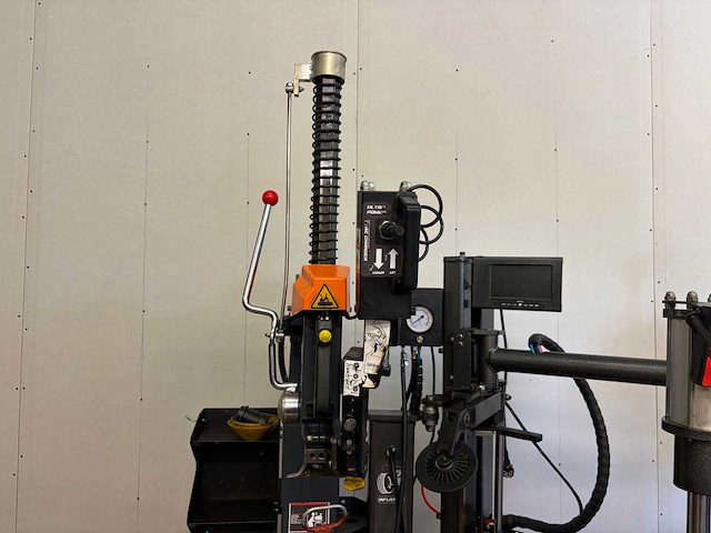 Orange equipment - 2023 - q350 - banden de- en montage apparaat middenopspanning - afbeelding 12 van  16