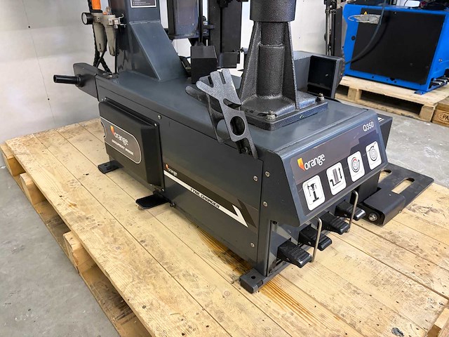 Orange equipment - 2023 - q350 - banden de- en montage apparaat middenopspanning - afbeelding 14 van  16