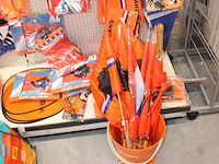 Oranje decoratie aan twee wandschappen w.o. vlaggen, borden, toeters, tassen, slingers en buttons. - afbeelding 3 van  5