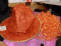 Oranje hoed met pruik