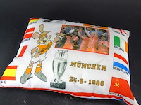 Oranje kussen - afbeelding 2 van  3