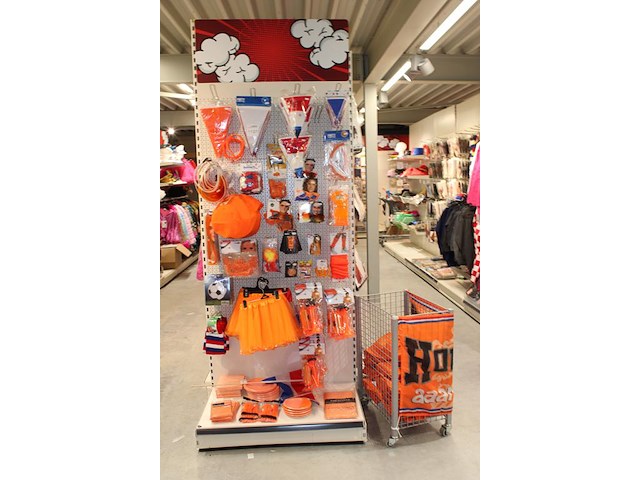 Oranje producten op kopstelling en in winkelmand w.o. vlaggen, caps, mutsen, toeters, servies en brillen. - afbeelding 2 van  2