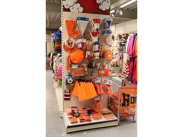 Oranje producten op kopstelling en in winkelmand w.o. vlaggen, caps, mutsen, toeters, servies en brillen. - afbeelding 2 van  5