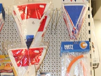 Oranje producten op kopstelling en in winkelmand w.o. vlaggen, caps, mutsen, toeters, servies en brillen. - afbeelding 3 van  5