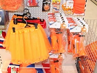 Oranje producten op kopstelling en in winkelmand w.o. vlaggen, caps, mutsen, toeters, servies en brillen. - afbeelding 4 van  5