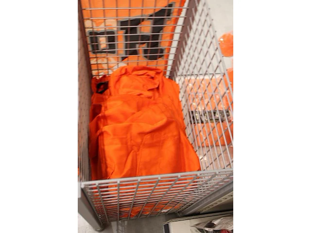 Oranje producten op kopstelling en in winkelmand w.o. vlaggen, caps, mutsen, toeters, servies en brillen. - afbeelding 5 van  5