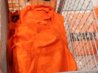 Oranje producten op kopstelling en in winkelmand w.o. vlaggen, caps, mutsen, toeters, servies en brillen. - afbeelding 5 van  5