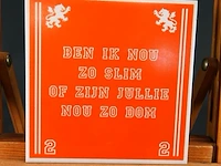 Oranje spreuktegel met de iconische uitspraak "ben ik nou zo slim of zijn jullie nou zo dom" van louis van gaal