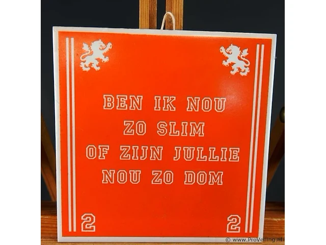 Oranje spreuktegel met de iconische uitspraak "ben ik nou zo slim of zijn jullie nou zo dom" van louis van gaal - afbeelding 2 van  5