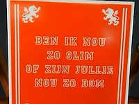 Oranje spreuktegel met de iconische uitspraak "ben ik nou zo slim of zijn jullie nou zo dom" van louis van gaal - afbeelding 2 van  5