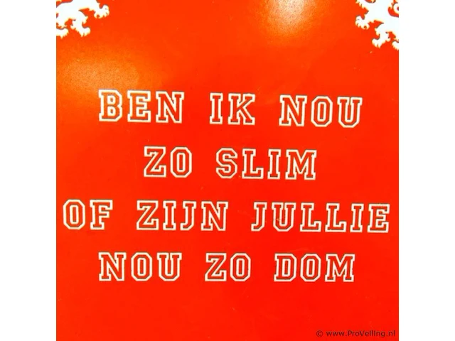 Oranje spreuktegel met de iconische uitspraak "ben ik nou zo slim of zijn jullie nou zo dom" van louis van gaal - afbeelding 3 van  5