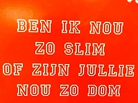 Oranje spreuktegel met de iconische uitspraak "ben ik nou zo slim of zijn jullie nou zo dom" van louis van gaal - afbeelding 3 van  5