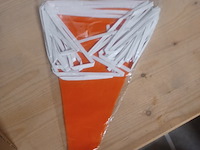 Oranje vlagetjes 10 meter 20 vlagetjes per streng aantal 26 strengs. - afbeelding 1 van  5