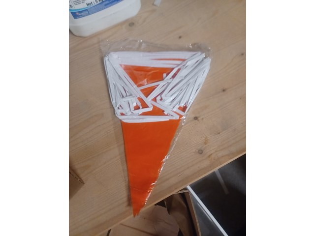 Oranje vlagetjes 10 meter 20 vlagetjes per streng aantal 26 strengs. - afbeelding 4 van  5