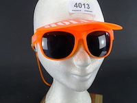 Oranje zonnebril met klep