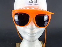 Oranje zonnebril met klep