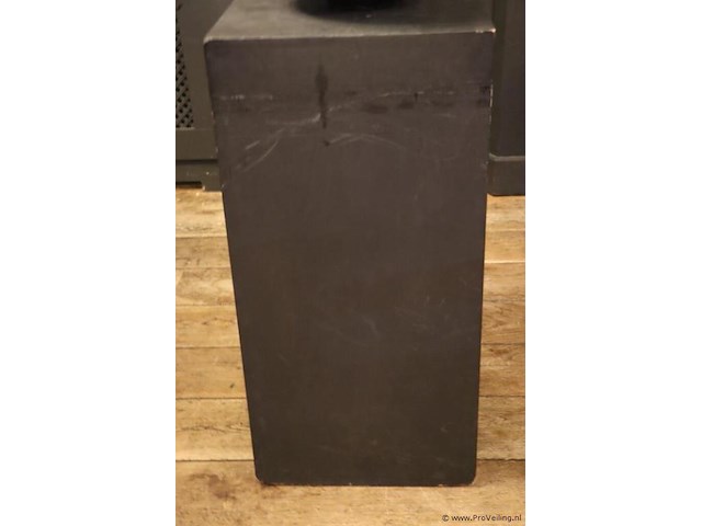 Orchidee in pot op sokkel - afbeelding 5 van  6