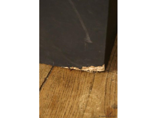 Orchidee in pot op sokkel - afbeelding 6 van  6