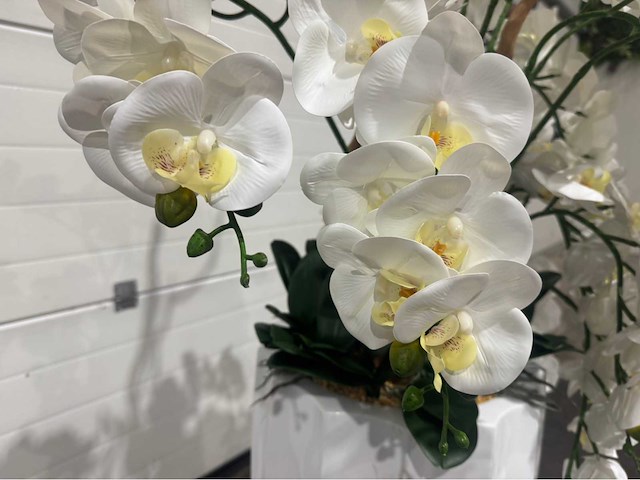 Orchideeën kunstboom met pot - afbeelding 3 van  12